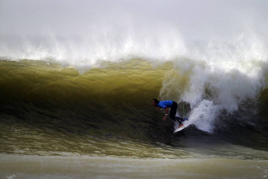 Surf in Portogallo. il sudafricano Jordy Smith tenta di percorrere un tunnel (Ap)